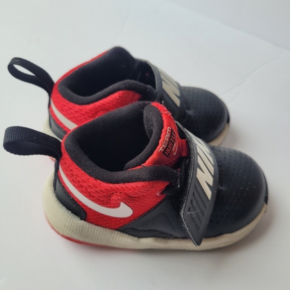 Nike Team Hustle Toddler Kids Red & Black Hightop Tennis Shoes Size 5C - Picture 3 of 10